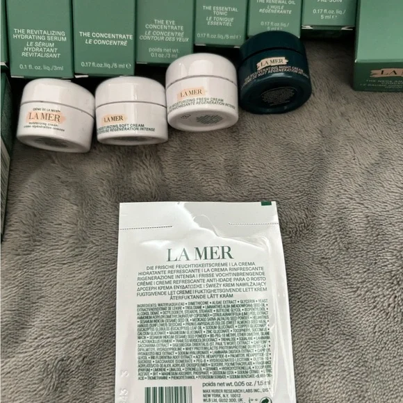La Mer Skincare Collection with Green Box and Blue Pouch - Picture 6 of 8